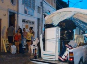 Os 26 jovens que moravam na residência, no bairro do Tororó, receberam a ordem extra-judicial e tiveram de deixar o local. 