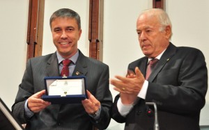 Na oportunidade, o responsável pela unidade da LBV na cidade de Salvador, Valdenir Ferreira, recebeu das mãos do deputado Jurandy Oliveira, uma placa congratulando os 60 anos da Entidade.